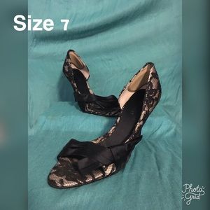 Black lace half bow heels